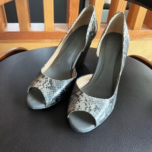 BR - Snake skin / dark wooden pump wedge
